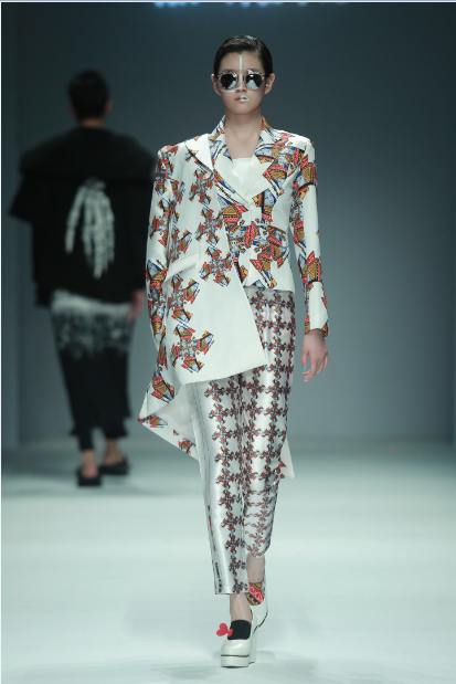 服设 Black Q. 叶...